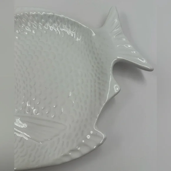 White Plate Vintage Whittier Unique
Pottery Ceramic Textured Fish Shaped Bowl - Picture 5 of 10